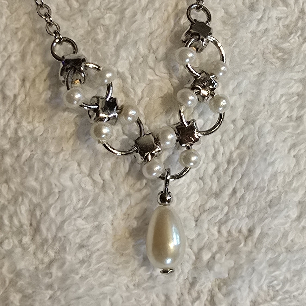 Elegant Silver and White Pearl Necklace With Matching Earings.